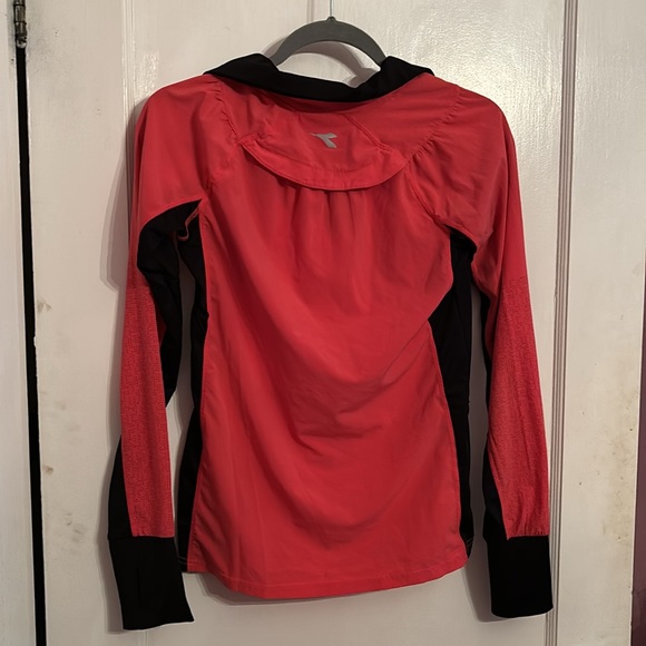 Light weight Diadora longsleeve. 90% polyester, 10% spandex. - Picture 2 of 2